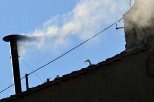 Conclave, la fumata è bianca: la Chiesa ha un nuovo Papa