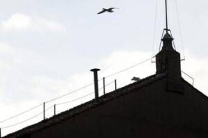 Conclave oggi al via, gli occhi del mondo puntati sul comignolo della Sistina