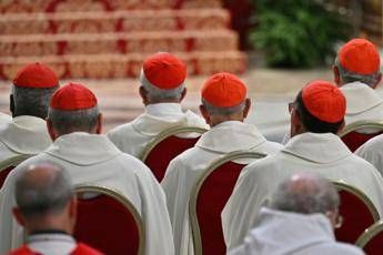 Conclave, tre giorni di fumate nere? I cardinali si fermano per un giorno