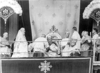 Cos’è l’intronizzazione del Papa, storia di una sacra incoronazione