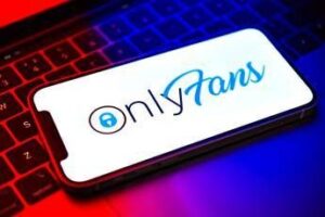 Elena Maraga, la maestra licenziata per le foto su OnlyFans diventa imprenditrice