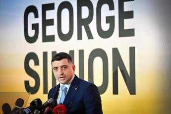 Elezioni Romania, Simion vince primo turno: 18 maggio ballottaggio con sindaco Bucarest