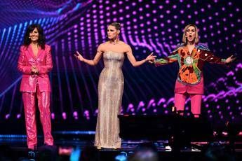 Eurovision,la finale: Lucio Corsi incanta con la sua semplicità e l’armonica