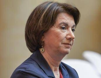 Fecondazione, Roccella: “Cancellare il papà non è un progresso”