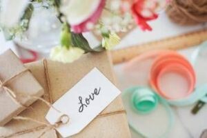 Festa della mamma 2025, non solo fiori: cosa regalarle domenica 11 maggio