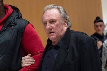 Francia, Gérard Depardieu condannato a 18 mesi per violenza sessuale