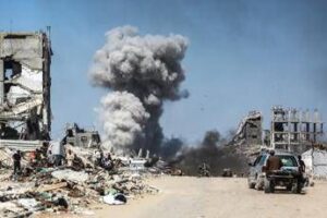 Gaza, media: “Trump potrebbe annunciare a breve cessate il fuoco”. Raid su scuola, 33 morti