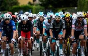 Giro d’Italia, a Groves la sesta tappa. Pedersen resta in maglia rosa