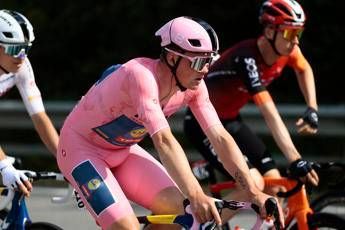 Giro d’Italia, a Pedersen anche la quinta tappa. Terza vittoria per la maglia rosa