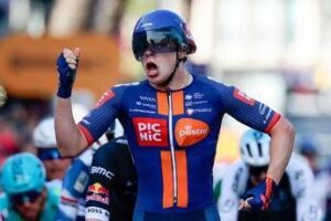 Giro d’Italia, a van Uden la quarta tappa in volata. Pedersen resta in maglia rosa