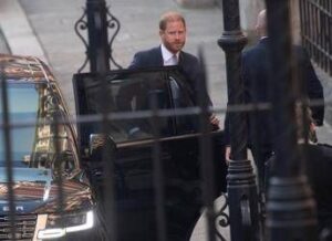“Harry non è una vittima ma un ricco che si lamenta”, la stoccata del Guardian