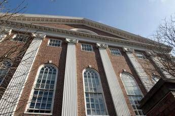 Harvard, governo pronto ad annullare tutti i contratti federali. E l’ateneo risponde a Trump