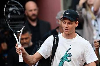 Il boato, la sfida con Lehecka e un ‘forza Milan’: il primo allenamento di Sinner al Foro