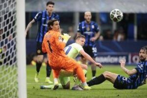 Inter-Barcellona, Inigo Martinez sputa ad Acerbi dopo il gol del 2-0 – Video