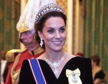 Kate e la visita di Stato di Macron, cosa indosserà e cos’è il Nodo degli innamorati?