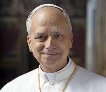 Leone XIV, ecco la foto ufficiale con l’abito bianco e la croce pettorale dorata – Foto