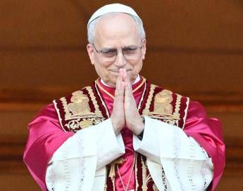 Leone XIV, il fratello: “Da piccolo giocava a fare il prete, l’asse da stiro era l’altare”