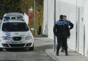 Lo Stato le ‘regala’ 400mila euro, lei li spende. Ora però rischia l’arresto