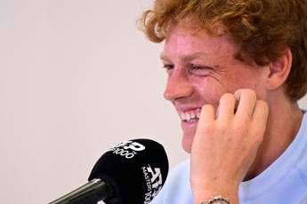 L’outfit ‘da viaggio’, le risate con la stampa e l’abbraccio dei bambini: l’arrivo di Sinner a Roma