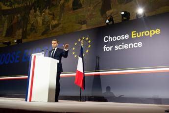 Macron ai ricercatori Usa: “Scegliete l’Europa”. Ma la chiamata irrita Roma