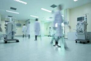 Maternità e carriera, infermiera e dottoressa raccontano la Festa della mamma tra difficoltà e sogni