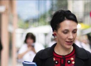 Merano, neosindaca Katharina Zeller si toglie fascia tricolore: il caso