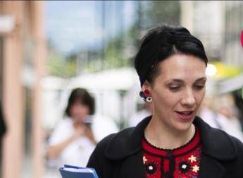 Merano, neosindaca Katharina Zeller si toglie fascia tricolore: il caso