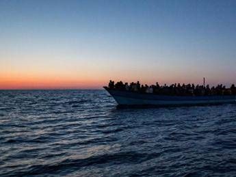 Migranti, raffica di sbarchi a Lampedusa: arrivate quasi 700 persone in poche ore