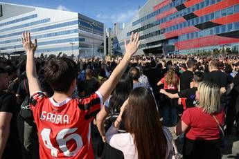 Milan-Monza, al 15′ curva rossonera abbandona lo stadio
