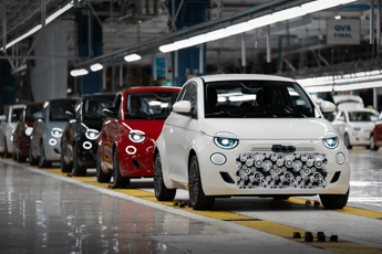 Mirafiori, ecco i primi esemplari della nuova 500 ibrida