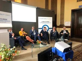 Mobilità, indagine: oltre un’ora al giorno per il tragitto casa-lavoro