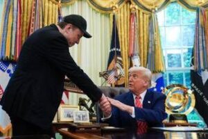 Musk, show per salutare Trump tra occhio nero e t-shirt del Padrino