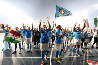 Napoli, telecronista inglese impazzisce per lo scudetto. E parla in napoletano – Video