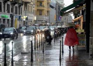 Niente caldo africano e tanta pioggia, sole solo nel weekend: le previsioni meteo