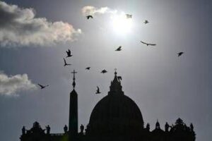 Nuovo Papa, la fumata bianca e i 100 passi: cosa succede dopo l’elezione