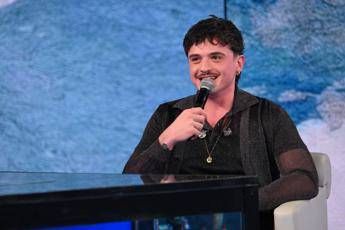 Olly compie 24 anni e festeggia il compleanno in tour: “Mi mancavate come l’aria”