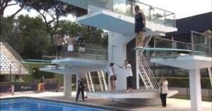 Paolini, festa in piscina: Jasmine si tuffa con Errani dopo il trionfo – Video