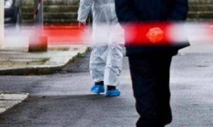 Prato, 37enne ucciso a coltellate in strada: fermati due giovani