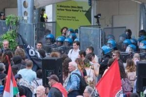 Pro Pal tentano di entrare al Salone del Libro di Torino, tensioni con polizia