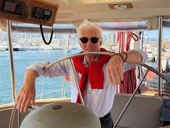 Richard Gere visita la sede di Open Arms: “Siamo in un momento buio, difendere diritti umani”