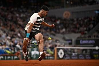 Roland Garros, il coro che ha conquistato il pubblico. E anche Alcaraz – Video
