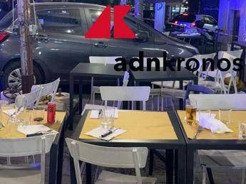 Roma, 86enne travolge in auto tavoli di un ristorante: sfiorata strage al quartiere Trieste