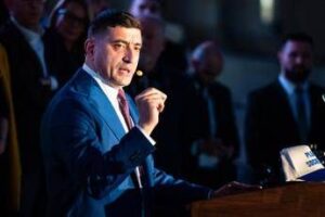 Romania, Simion chiede l’annullamento del voto delle elezioni presidenziali