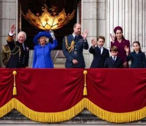 Royal Family insieme ai veterani nel Giorno della Vittoria in Europa