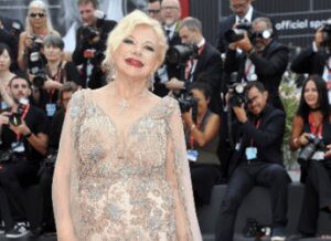 Sandra Milo, vandalizzata la tomba. La figlia Azzurra: “Un giorno anche tu finirai sotto terra…”