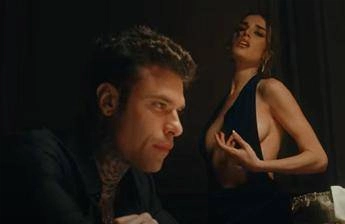 ‘Scelte stupide’, fuori il nuovo singolo di Fedez e Clara – Video