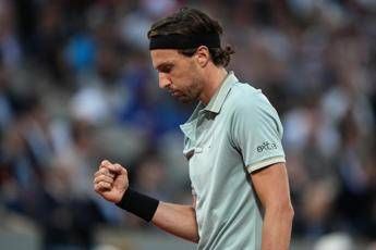 Servizio da sotto, ‘no look’ e giravolta: lo show di Rinderknech contro Sinner