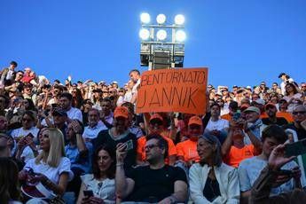 Sinner, “Si ‘na pret” e Kyrgios in lacrime: cori e cartelloni al Foro Italico