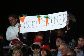 Sinner, da “Habemus Jannik” a un “Paul, te c’ha fatto crede”: cori e cartelloni al Foro