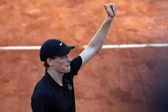 Sinner, festa agli Internazionali: batte De Jong e raggiunge gli ottavi